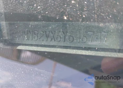 2006 Lincoln Town Car Signature Limited z USA, uszkodzony, nr VIN 1LNHM82VX6Y646747